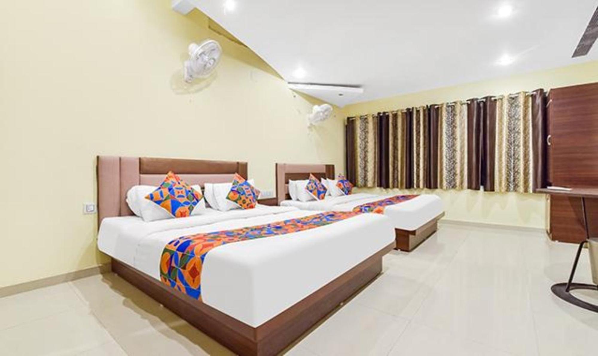 Fabexpress Poonam Palace Ахмедабад Екстериор снимка